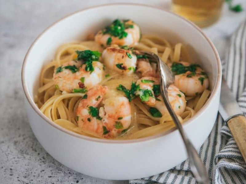 Crevettes a l'ail, persil et pâtes
