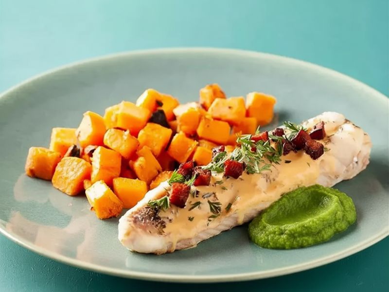 Queue de lotte rôtie, crème de chorizo, patate douce sautées et purée de pois cassés (1)